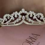 Princess Rajwa–inspired bridal tiara (same crown design worn by Princess Rajwa, wife of Crown Prince Hussein of Jordan), featuring Swarovski and CZ pear- and round-cut crystals, displayed on a blush pink Elnoria box.